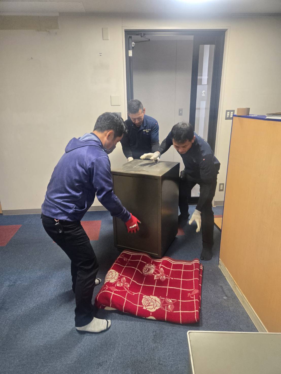 金庫撤去,3人がかり